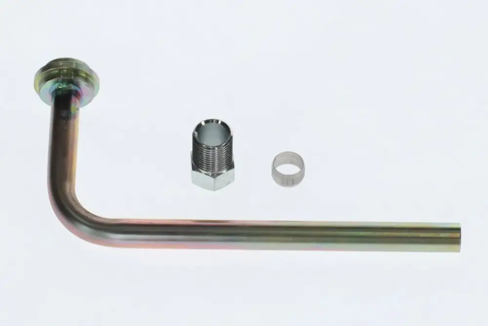Gaszuführungsrohr von Bosch mit einem gekrümmten Ende, einem geraden Abschnitt und zwei Verbindungsstücken. Materialien in metallischem Finish.